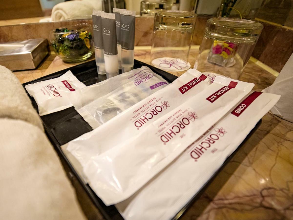 The Orchid Hotel Hinjewadi Пуне Екстер'єр фото A tray of amenities in a hotel bathroom