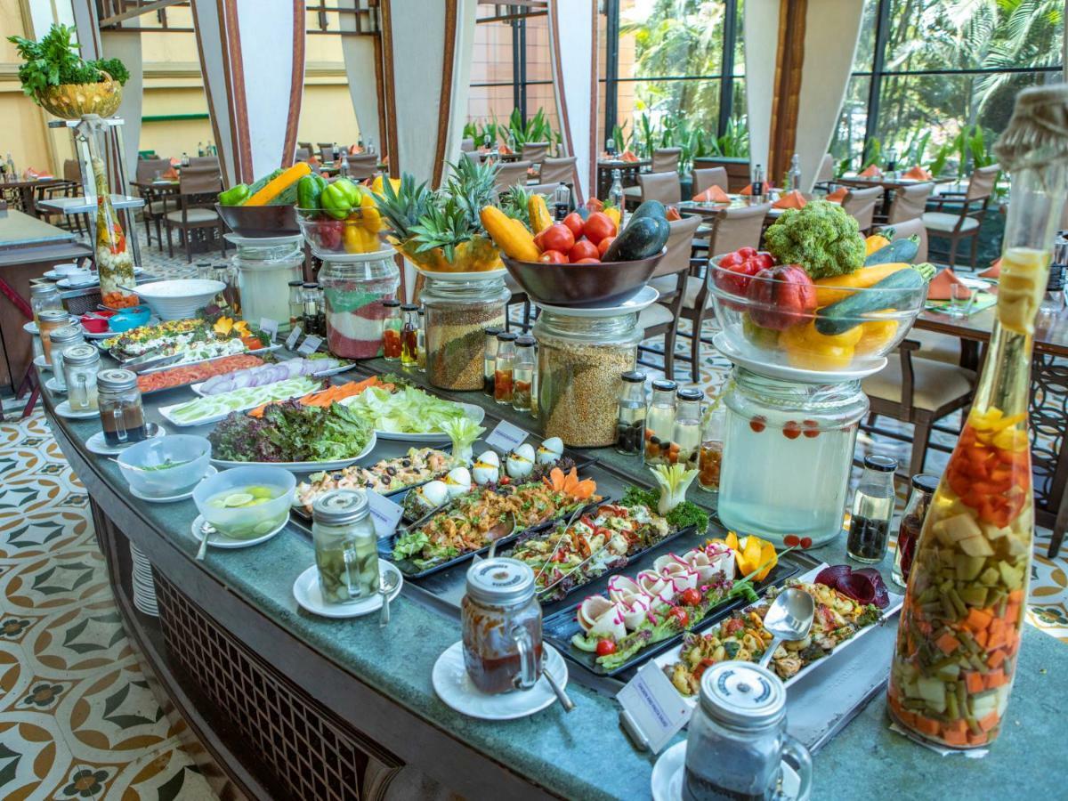 The Orchid Hotel Hinjewadi Пуне Екстер'єр фото A salad bar